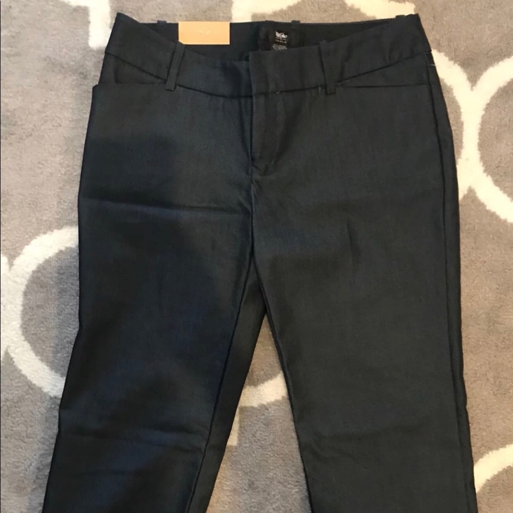 Wassimo Mid-Waist & Straight Hip Dress Pants